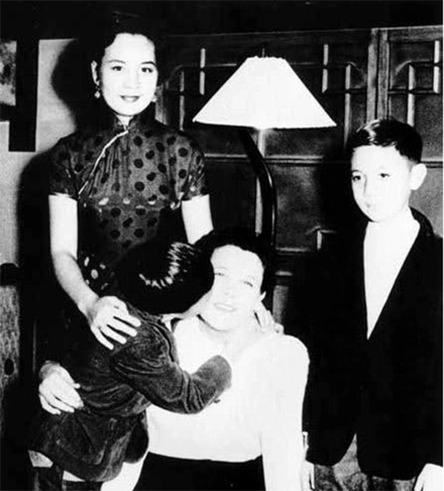 值得一提的是,蒋孝章与俞扬和虽然在美国定居,却没有入美国国籍,这是