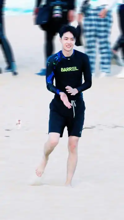 王一博夏日冲浪店# 太阳 沙滩 椰树 排球 @uniq-王一博 cr:logo