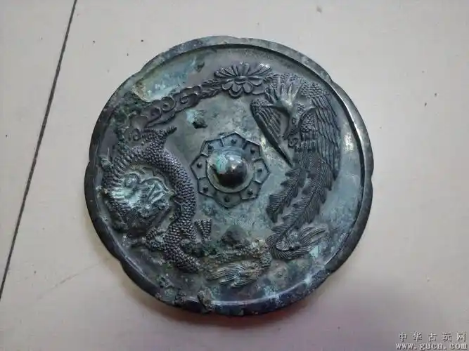 出土汉代龙凤铜镜