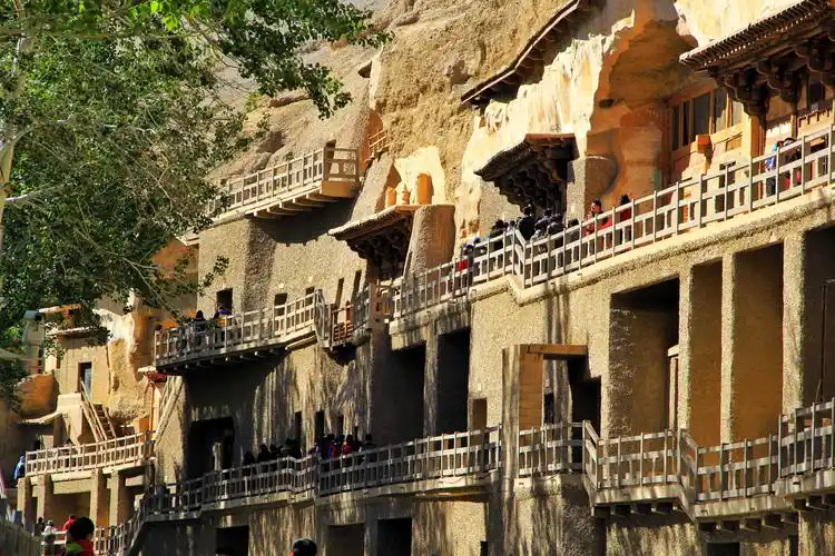 甘肃敦煌莫高窟游客过多 火爆程度堪比"春运"如何破解?