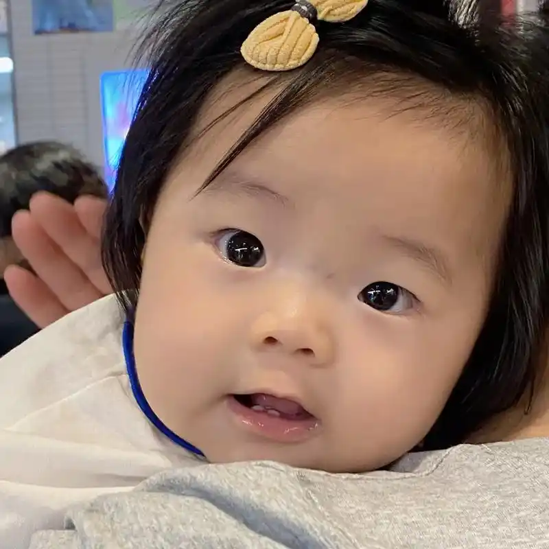 《谁来做套表情包》小宝宝应该也有烦恼吧 只是她不会发朋友圈  - 抖