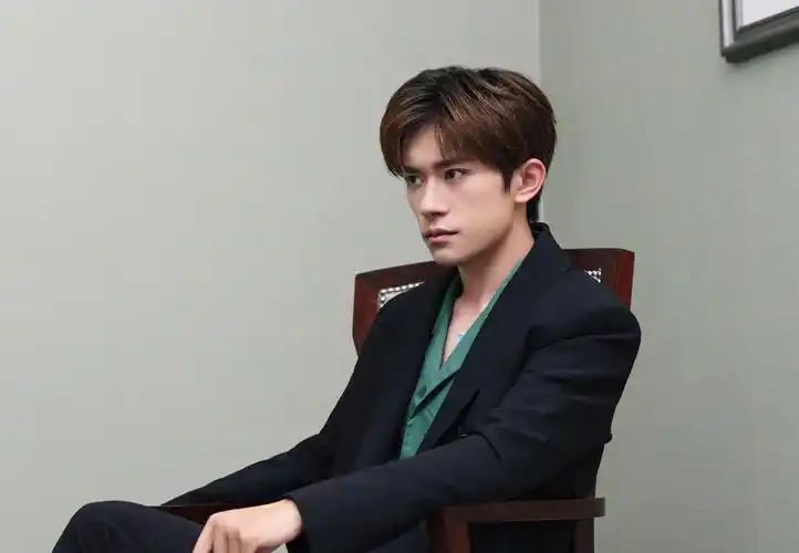 易烊千玺今日活动造型西装造型搭配绿色衬衫