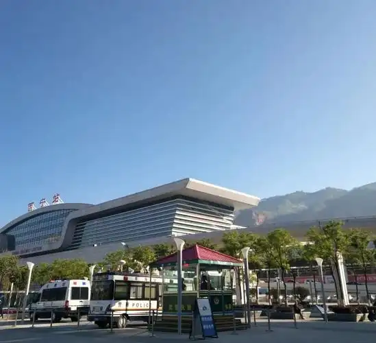 游览世界文化遗产——麦积山石窟(1)从西宁再次进入甘肃境内,天水南站