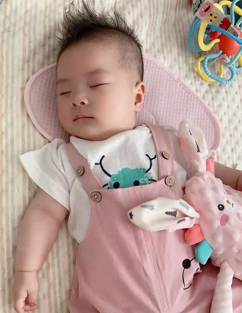 宝宝几个月最难带.1月:父母睡不好 刚出生的婴儿很好带的,一 - 抖音