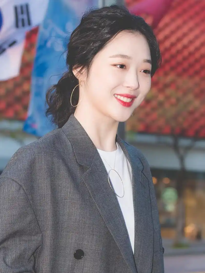 崔雪莉大玩下衣失踪,却配了条紫色丝袜,网友:颜值高就是任性!