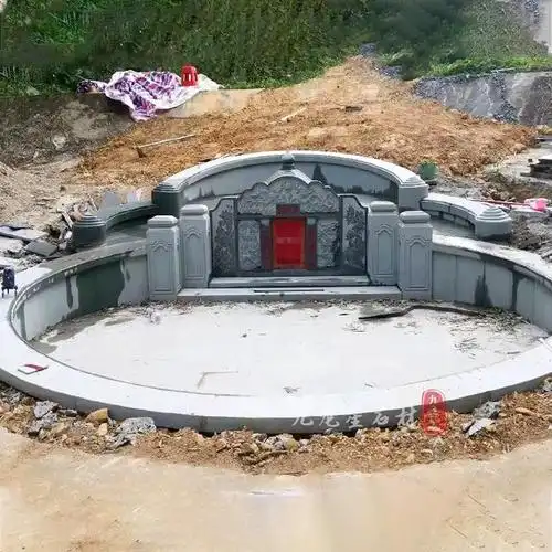 农村坟墓及墓碑比较受欢迎的是这种豪华墓碑,但是因为造价较高及当地