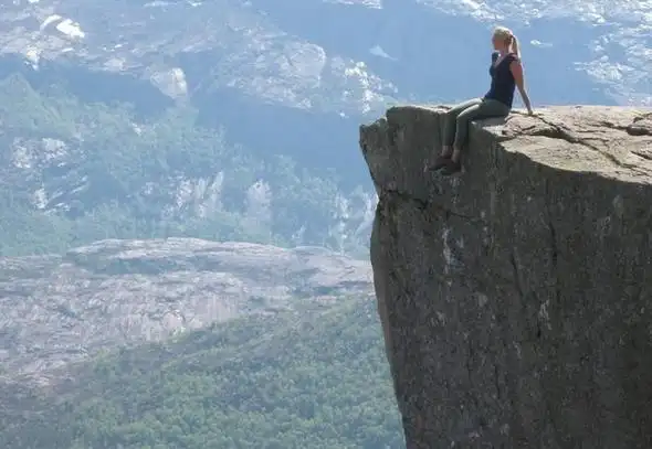 上学的人梦见跌入悬崖谷底代表时做时停,财物亏损,经营不顺利.