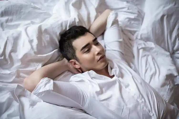 p>金世佳,1986年11月10日出生于上海市,中国影视男演员,毕业于 a