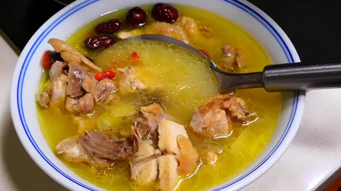 炖鸡汤用料太多炖鸡汤水放多了还有营养吗