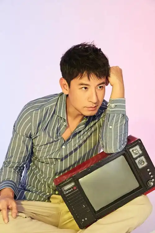 钱泳辰最新写真曝光时尚简约尽展型男魅力