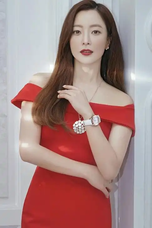 其实,作为一个韩国的演员,模特,金喜善,16岁就开始接广告当模特,1993