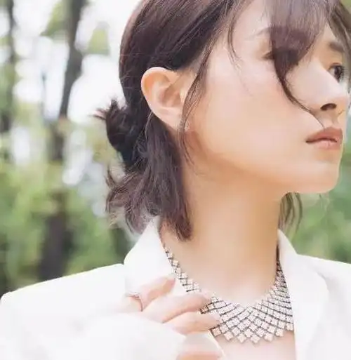 万茜真敢穿!"真空"穿白衬衫配喇叭裤,半扎发型美得气质出众!