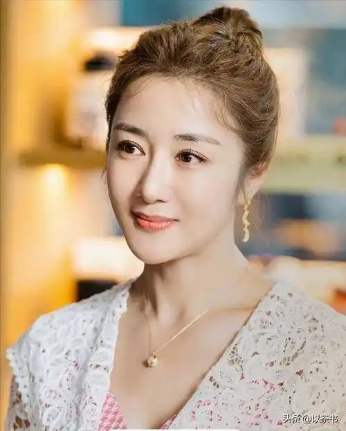 原来李依晓的丈夫是他,是一名摄影师获奖无数,二人看着像两代人