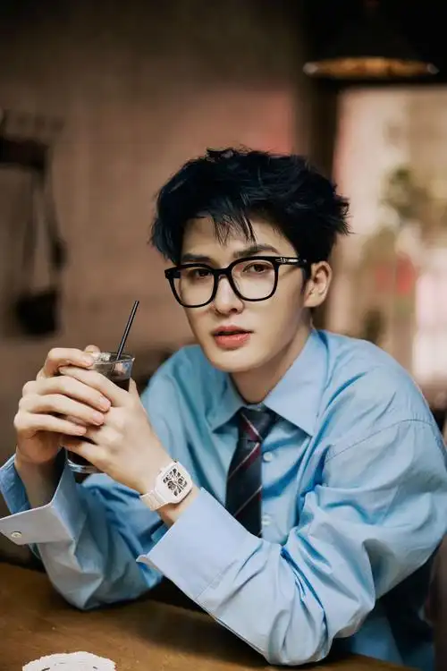 歌手朱正廷穿着bally 春夏男士蓝色长袖衬衫,清新蓝调注入青春少年感