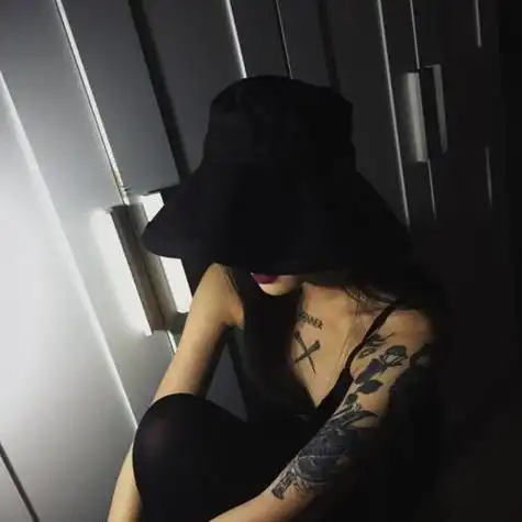 女生露肩纹身霸气头像