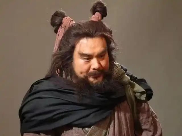 而康凯版的李逵,首先这双丸子头造型就让一众网友不忍直视,他的演技更