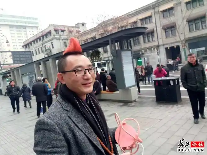 男子鸡年剪个公鸡头颜色抢眼又喜庆