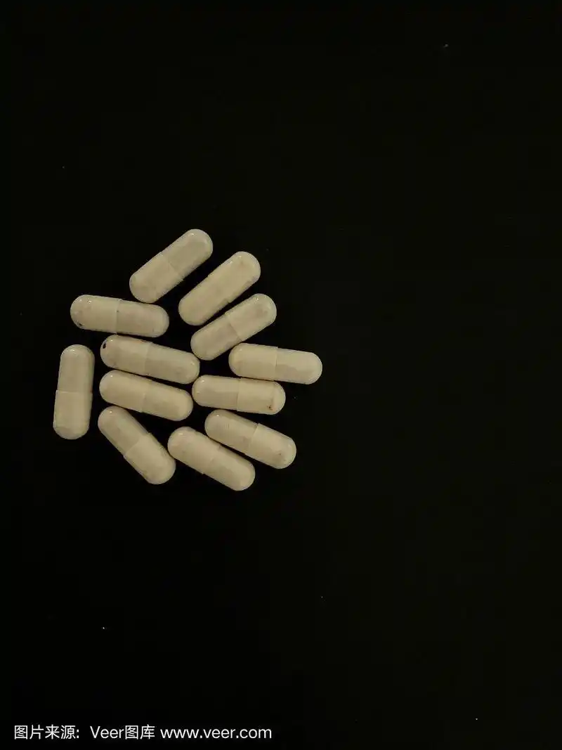 药丸或胶囊糖果在黑色的背景