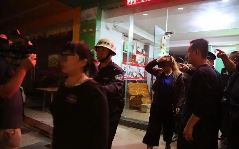 深圳警方突击扫黄 卖淫女抱头蹲一排