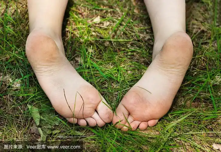 户外小女孩的脚