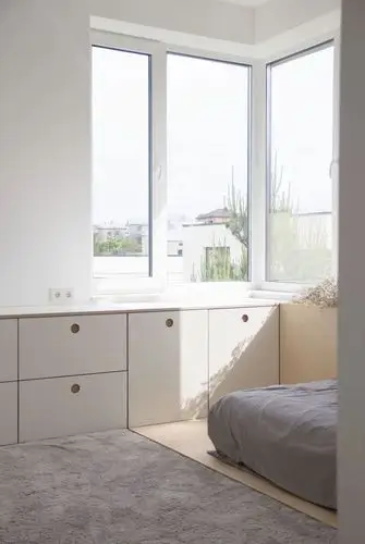 极简风三居装修窗台一角