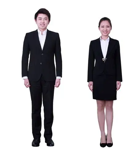 标准的站姿,从正面观看,全身笔直,精神饱满,两眼正视,两肩平齐,两臂