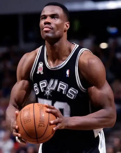 卡尔马龙也是出了名的肌肉壮汉,他的铁肘是nba球星的一大噩梦.