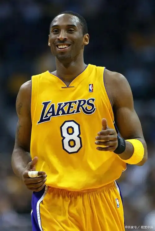 当时间倒退到2000年,年轻的科比·布莱恩特穿着湖人队的球衣,头戴胜利