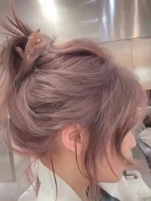 我这次染了一个不化妆也显白的玫瑰奶茶棕～真的爱了爱了,这款发色