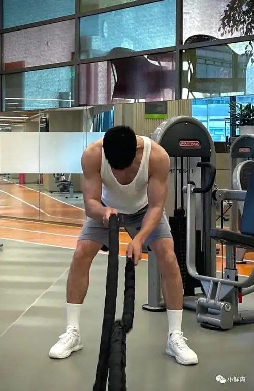 好男儿吴建飞竟然38岁了这寸头肌肉身材也太撩人了吧