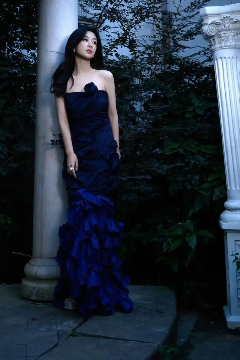 杨紫 #elle风尚大典 #杨紫蓝色露肩长裙造型97 - 抖音