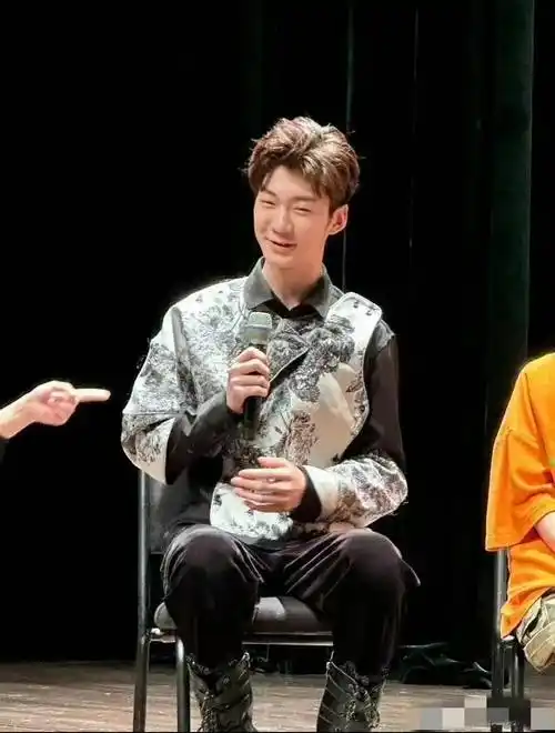 张悦轩_话剧表演_衬衫