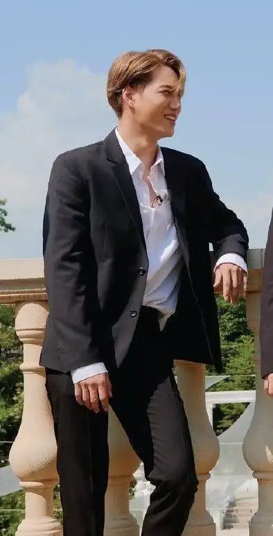 边伯贤终站c位,新海报全员西装像伴郎团,金钟仁得音乐平台偏爱