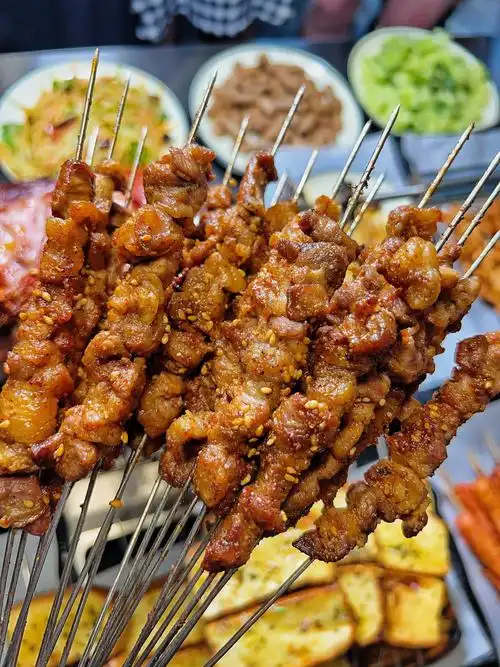 鲜嫩多汁的烤羊排,纯正味美的羊肉串