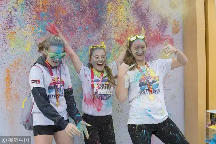 2017广州彩色跑开跑 选手互抛彩粉嗨翻天