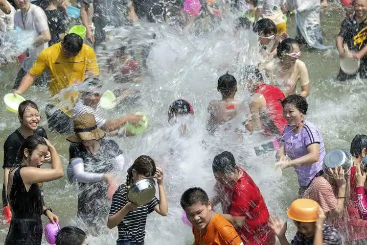 记录自然一一连山七夕泼水节.