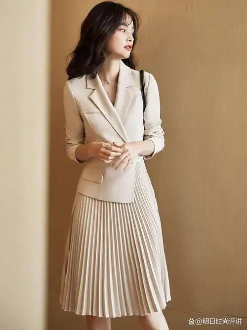 本文将探讨女性时尚与职场穿搭的要点和技巧,帮助女性在工作中展现出