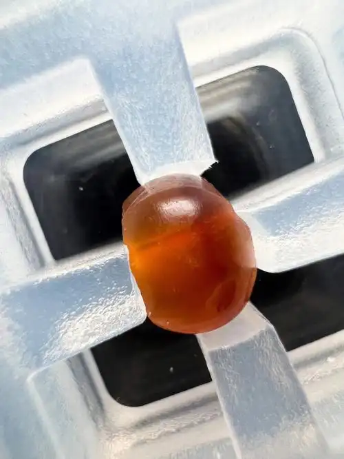 辽扁圆棱珠深琥珀色