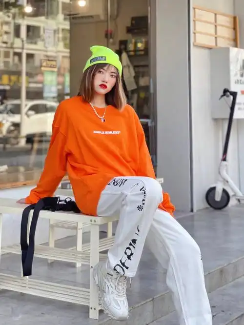 荧光绿冷帽是秋天宝藏单品98搭配宽宽松松的卫衣77一条充满细节的