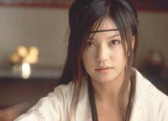 《决战紫禁之巅》中,赵薇出演的"飞凤公主"是皇帝的妹妹,深一双大眼睛