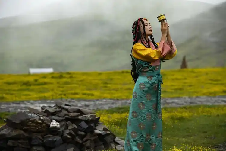 草原上的卓玛__2020