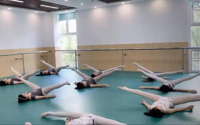 舞蹈生基本功横叉一字马训练