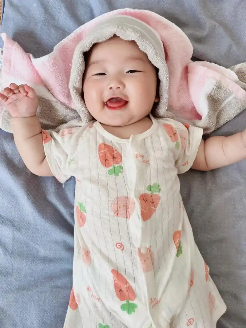 萌萌的小可爱  宝宝穿新裙子啦! #每一张照片都是满满的回 - 抖音