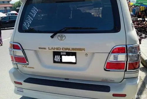 缅甸的车牌是黑色的.