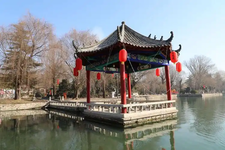 临朐老龙湾景区,春节灯展现场已布置完成.