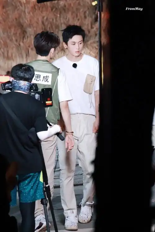 张哲瀚[超话]#宝贝辛苦啦@张哲瀚疯子#奔跑吧张哲瀚