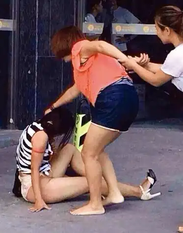 原配带人群殴"小三"扒其内衣羞辱