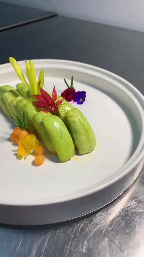 这种腌制玉女瓜的方法非常好吃特别脆,大家可以收藏一下试试就知道.