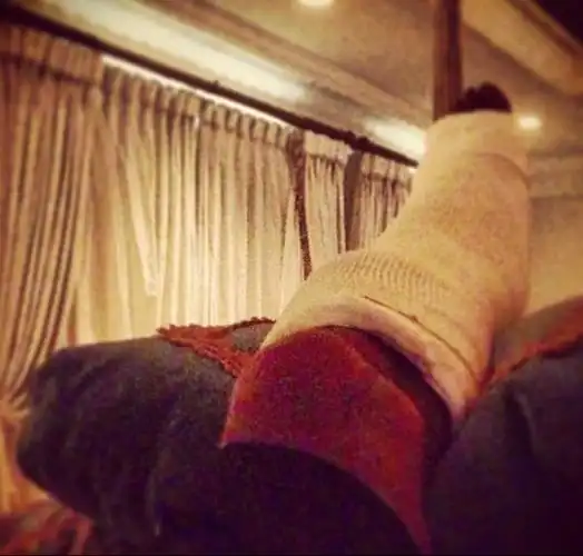 4月15日,科比手术完,左脚裹上纱布