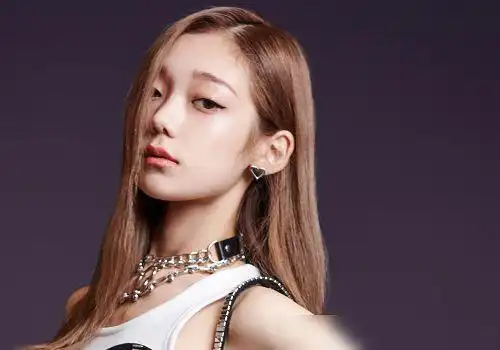 只不过在希林娜依高成为硬糖少女303队长之后,她的微博认证没有变化